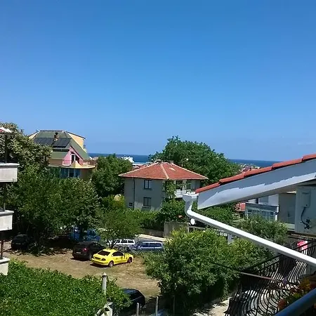 ゲストハウス House Of Flowers アフトポル